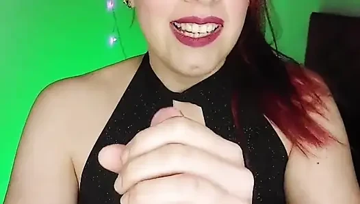 Ich bringe meinem Cuckold ein Neujahrsgeschenk mit und lasse ihn sehr genau hinschauen!
