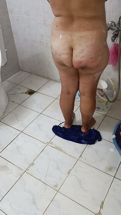 Soția milf amatoare a șefului meu face o baie