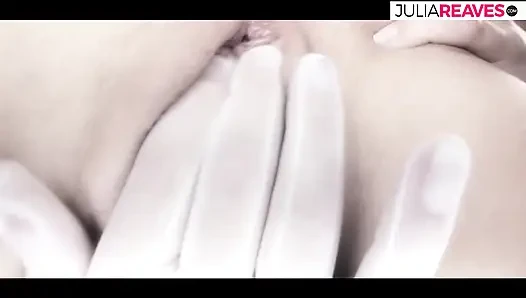 Heiße lesben lecken sich die muschis der anderen und ficken dann mit einem langen dildo