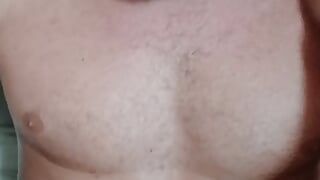 Grote femboy pik wordt afgetrokken op de borst van een zeer geile perverseling met zwarte ogen