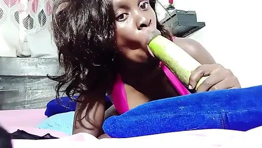 Alexa с большой Veggie игрушкой для минета - большой полный рот зеленого