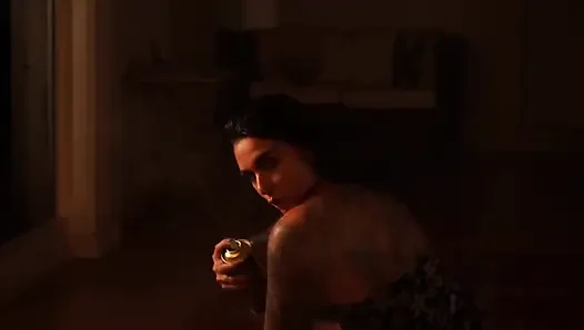 Düşük ışıkta cinsel bir Latin Striptiz Yapıyor