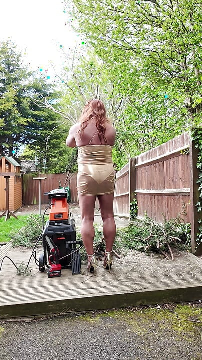 Sexy Crossdresser kellycd2022 i gullkjole og hæler ute i hagen