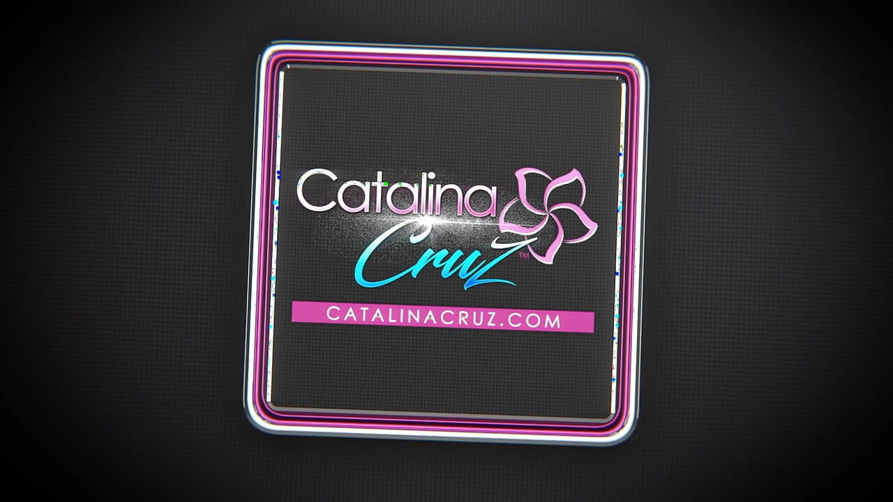 CATALINA CRUZ - Bikiny sotva zvládnou prsa