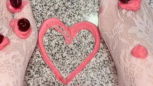 Spiel mit einer schlagsahne mit meinen beinen in weißen strümpfen