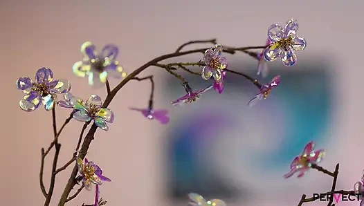 Emma fantazy fickt nüsse, während sie ihren arsch genießt, von BBC gefickt zu werden