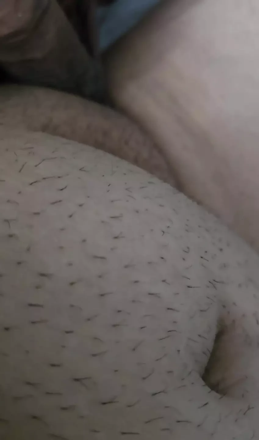 La mano della matrigna scivola nel cazzo del figliastro senza vergogna