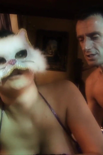 Sesso con la maschera di gatto
