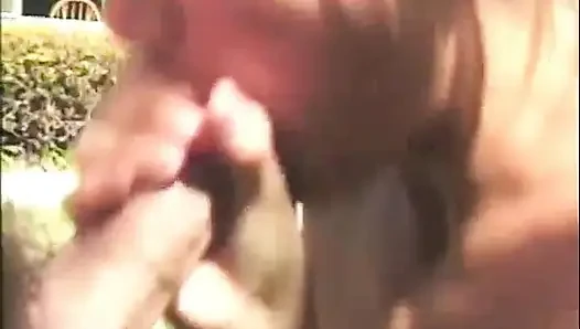 Cewek hot rambut pirang ini lagi asik ngentot kontol besar di luar ruangan sampai kakinya menganga lebar