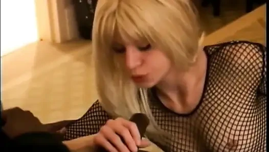 Tanya büyük zenci yarağı tarafından neredeyse sikilmeyi seviyor
