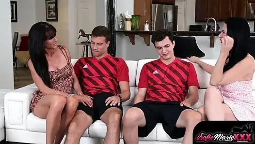 Futbol orta yaşlı seksi kadınlar sofie marie ve piper genç yarağa binmeyi seviyor