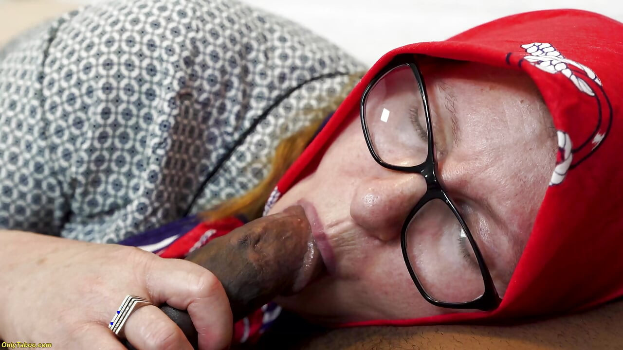 La abuela gordita follada por un electricista bbc