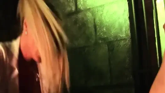 Kirli gür sahne 3_blonde büyük memeli fetiş orta yaşlı seksi kadınlar bdsm mağarasında üçlü seks yapıyor