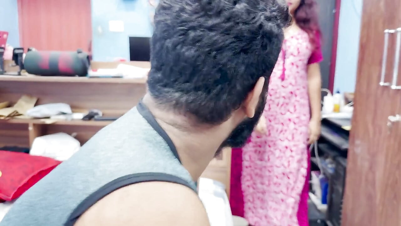 Hermanastro seduce hermanastra para masaje de pies y beso de pies