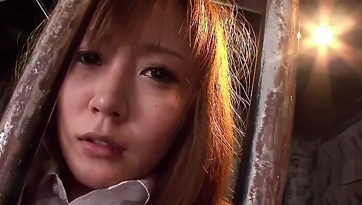 Büyük memeli esmer orta yaşlı seksi kadın oyuncaklar ve parmaklarla fışkırtıyor