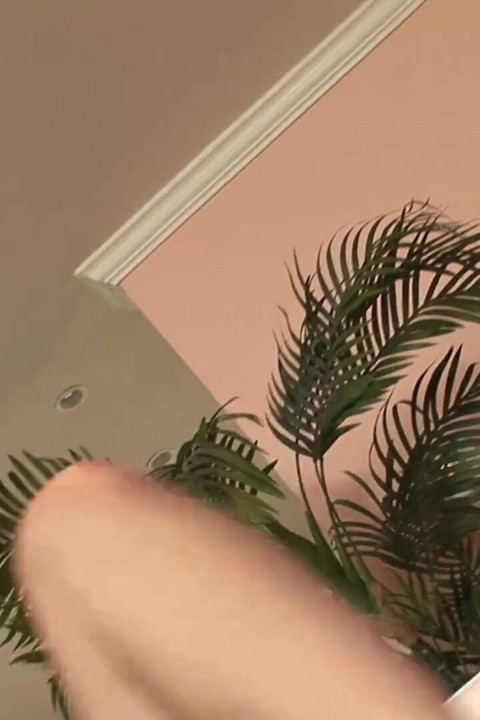 18 yaşındaki genç kız üvey annesinin yeni erkek arkadaşıyla sikişiyor