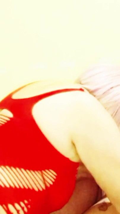 Olgun orta yaşlı seksi kadın 20 yaşındaki trans arkadaşımın yarağını emiyor | Klip 1