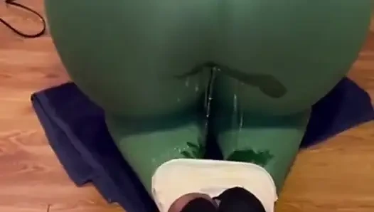 Aku lagi nungging sambil kencing di balik legging nilonku