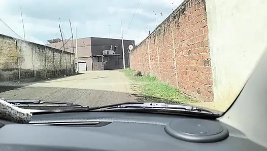 Üvey kız kardeş sapık üvey babasına sokakta lezzetli bir sakso çekiyor