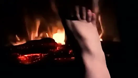 Ich wärfe meine Füße auf dem Feuer, damit sie warm und verschwitzt werden für deinen schwanz und deine eier