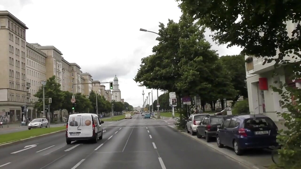 Татуирана брюнетка, напръскана от голям черен кур