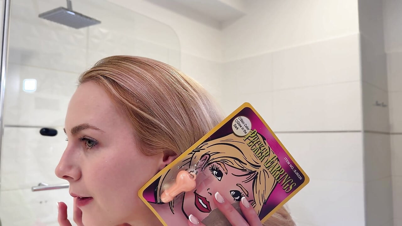 Raver-mädchen kommt von EDM Music Festival, um ihr versautes outfit zu wechseln, indem sie es ausziehen, um haarige muschi und nackten arsch zu zeigen