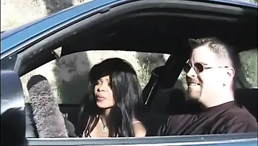 Büyük memeli zenci kız amında ağzında büyük beyaz yarağı seviyor