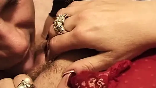 Geile MILF nimmt es tief in den hals und reitet dicken schwanz wild