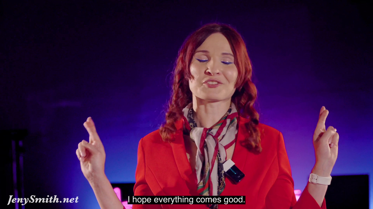 治疗不安全：她在中途脱衣服