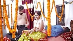 Betrügende Ehefrau Teil 02 - Frisch verheiratete Ehefrau und ihr Freund haben Hardcore-Sex vor ihrem Ehemann (Hindi-Audio)