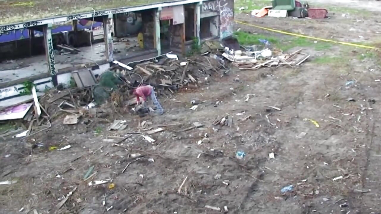 Menyetubuhi jalang nakal di gedung bekas