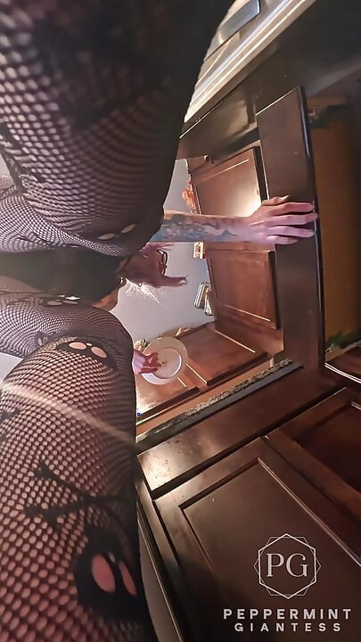 73 Giantess Cooks Shells umplute - Tiny Man legat de 8 inch toc pov