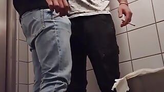Fuck 'n smoke auf einer öffentlichen toilette