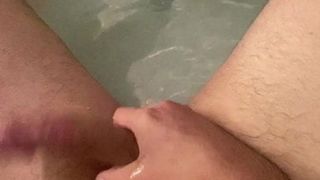 Masturbandosi nella vasca da bagno