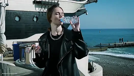Genç Rus kadın açık havada sigara içiyor