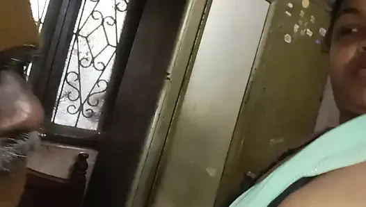 Aku pergi ke rumah saudara tiriku dan dia sangat cantik dengan kain sprei, lalu aku meraih payudaranya dan berbagi tempat tidurnya.