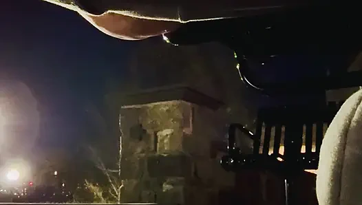 Pissen in einem belebten öffentlichen bereich