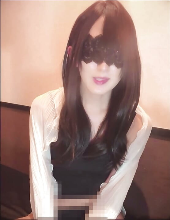 Video seorang pervert yang dibutakan matanya sambil crossdressing dan masturbasi secara live