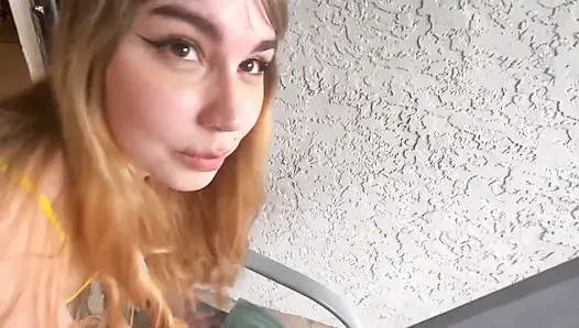 Si cewek seksi super seksi bonnie bun lagi asik bersih-bersih