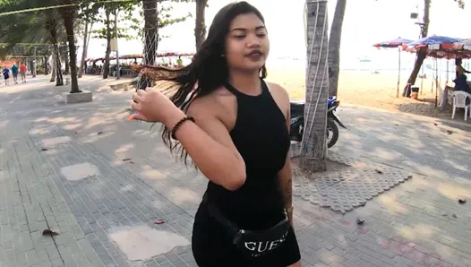Une adolescente thaïlandaise au gros cul a fait un film porno avec un touriste accroché