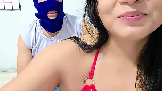 Latina-stieftochter im bikini verführt stiefvater am pool für wilden und tabu-sex