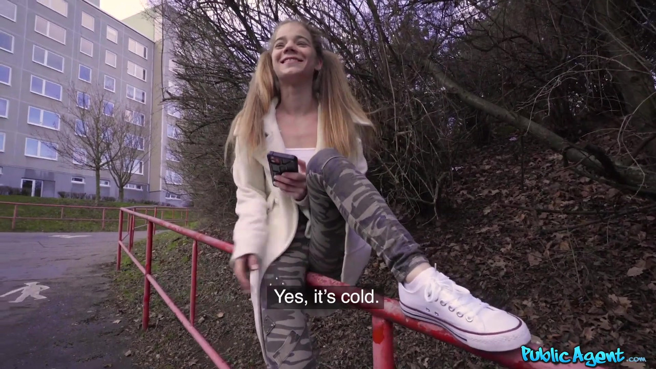 Public Agent - 娇小的西班牙18岁少女，阴户流白浆，身材苗条，在大学数学上遇到了麻烦