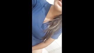 Hermosa madrastra madura hace sus videos porno en su lugar de trabajo y muestra su vagina húmeda