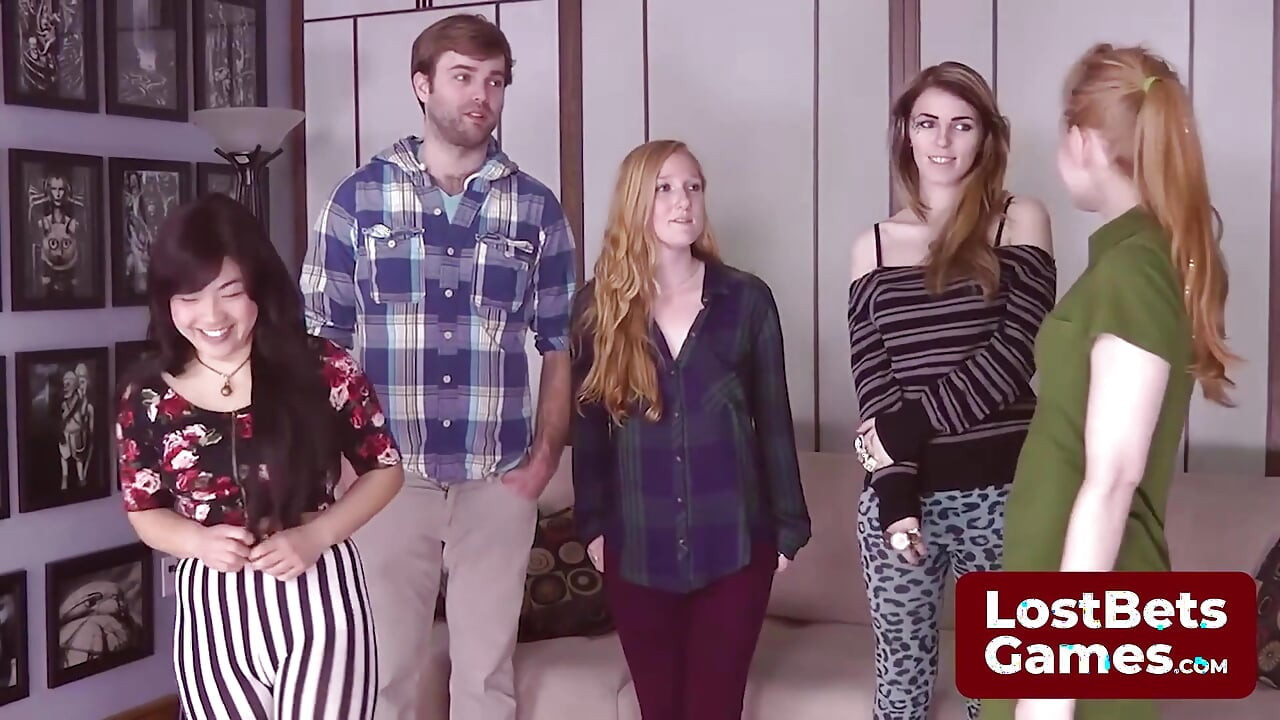 Nove devojke se pridružuju igri divljih striptiz makaza