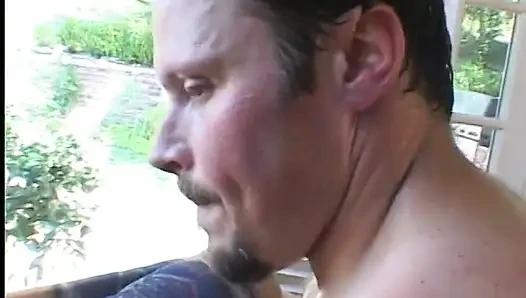 Lesbische freundinnen teilen sich einen steifen schwanz