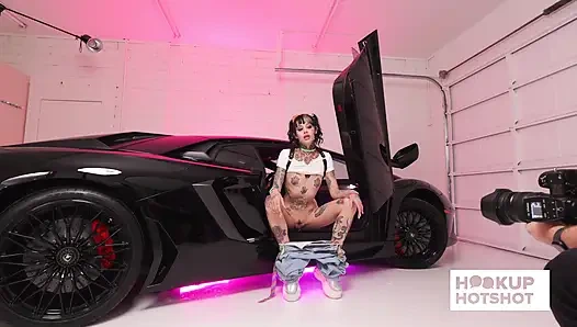 BTS - cc bebek dövmeli vücudunu kentsel bir kıyafetle gösteriyor!