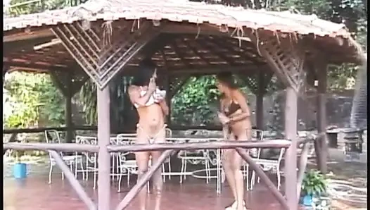 Grup seks bareng cewek nakal ini dientot habis-habisan di luar ruangan