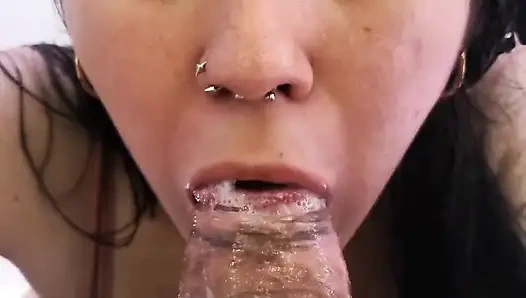 Prenses yüzlü küçük sürtük tüm sütü sıkmak istiyor ve her damlasını yutuyor!