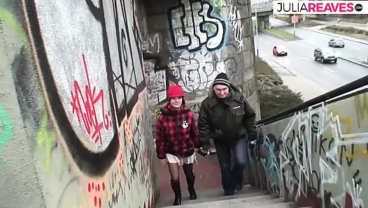 Azgın hatun ayak yolu boyunca sert sikildikten sonra göğüslerine boşalıyor