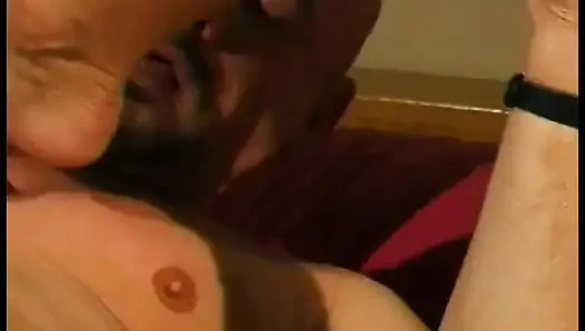 Красивая медсестра-брюнетка Anna Malle осматривает анальную впадину лысого ебаря пальцами, пальцами ног и большим страпоном